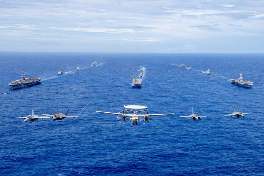 美國與法國海軍在菲律賓海的「太平洋斯泰勒2025」（Pacific Steller）演習中，首度於海上舉辦「軍事黑客松」（Hackathon）演練。圖為先前美法與日本在「太平洋斯泰勒2025」操演照片。 圖：翻攝「X」@USPacificFleet