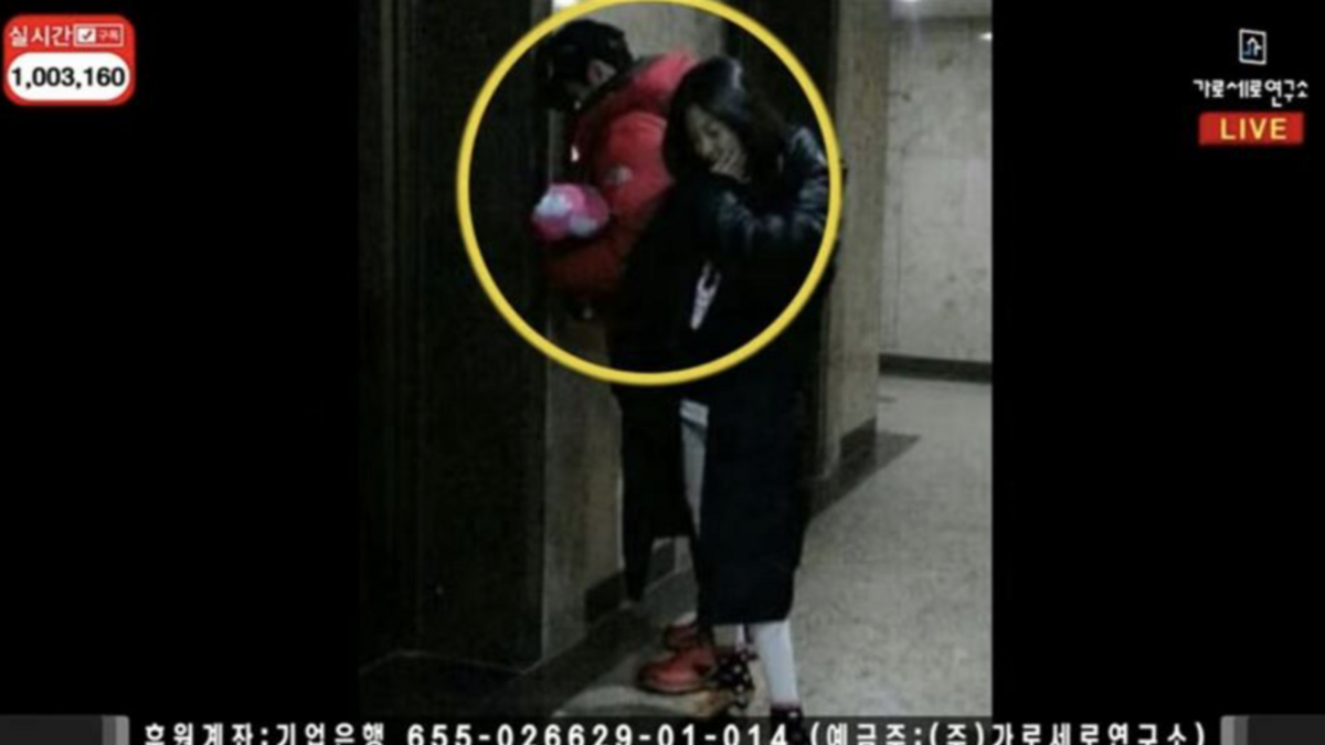 近期網路上又流傳，金賽綸與疑似是金秀賢的人站在家門前的照片，拍攝時間是2015年8月，當時金賽綸剛滿15歲。 圖：翻攝自橫豎研究所YT頻道