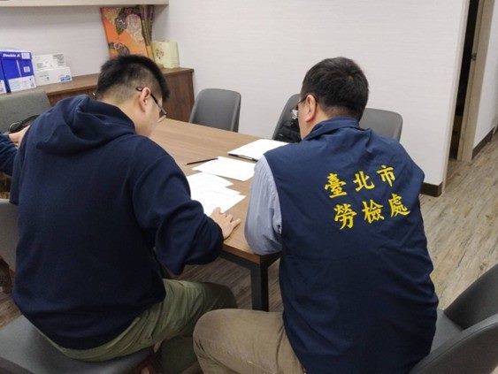 台北市勞動局今天派員前往國民黨立委葉原汁辦公室勞檢，發現現場無當事勞工的出勤紀錄，另亦發現涉未設置職場暴力預防措施。 圖：台北市勞動局 / 提供