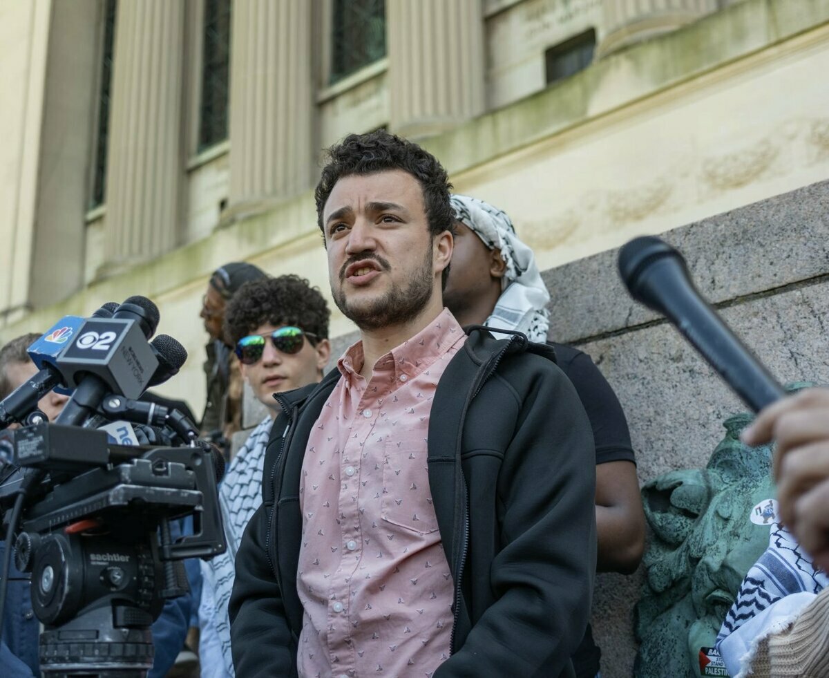 美國移民與海關執法局（ICE）近日逮捕哥倫比亞大學30歲的巴勒斯坦裔研究生馬哈利勒（Mahmoud Khalil），此舉引發外界關注。 圖：翻攝自X帳號@JoshEakle