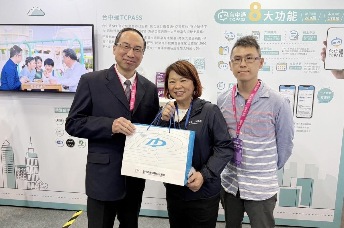 嘉義市長黃敏惠率市府團隊到台中市展區交流。 圖：台中市政府/提供