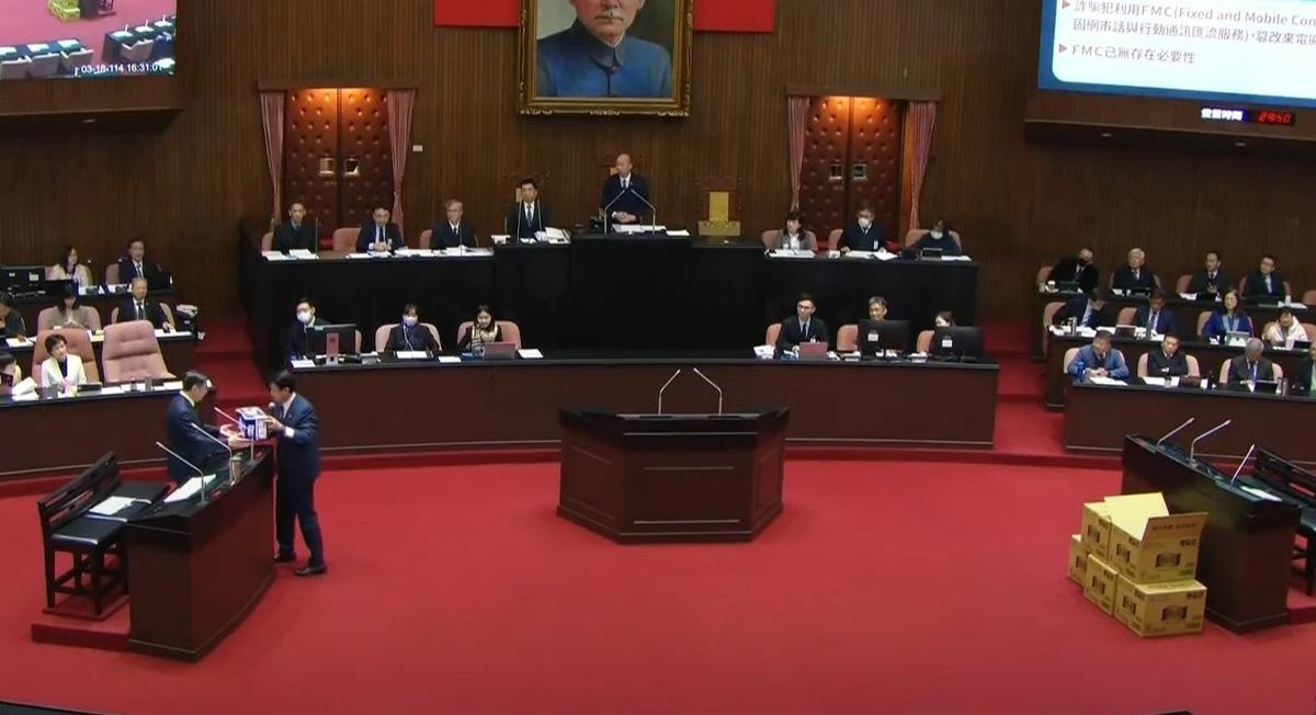 國民黨立委謝龍介質詢前，先送一包衛生紙給行政院長卓榮泰表示謝意。 圖：擷取自國會頻道