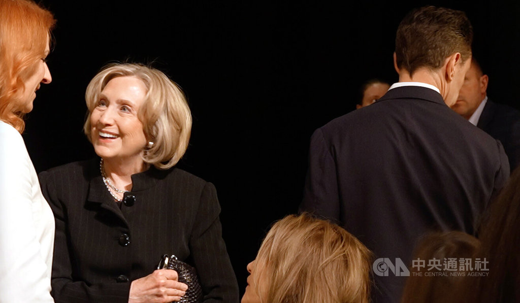 美國前國務卿希拉蕊（Hillary Clinton）（左2）與女兒雀兒喜共同開設的製片公司製作的紀錄片「鶴的召喚」（The Cranes Call）於法國駐柏林大使館放映，希拉蕊赴現場受到與會者歡迎。 圖：中央社提供