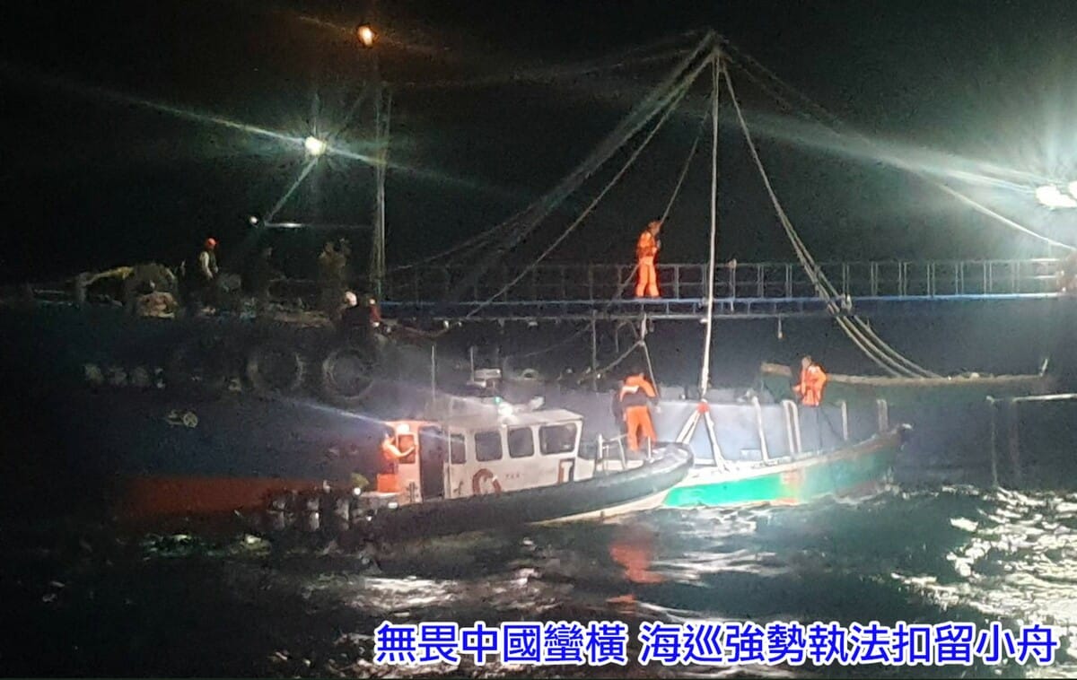 海巡署扣留中國漁船，強勢驅離中國海警船。 圖：海巡署提供