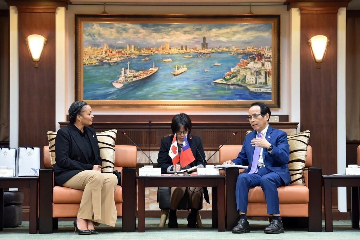 加拿大多倫多市副市長莫莉(Amber Morley)(左)與高雄市副市長林欽榮(右)會晤。 圖：高雄市政府行政暨國際處/提供