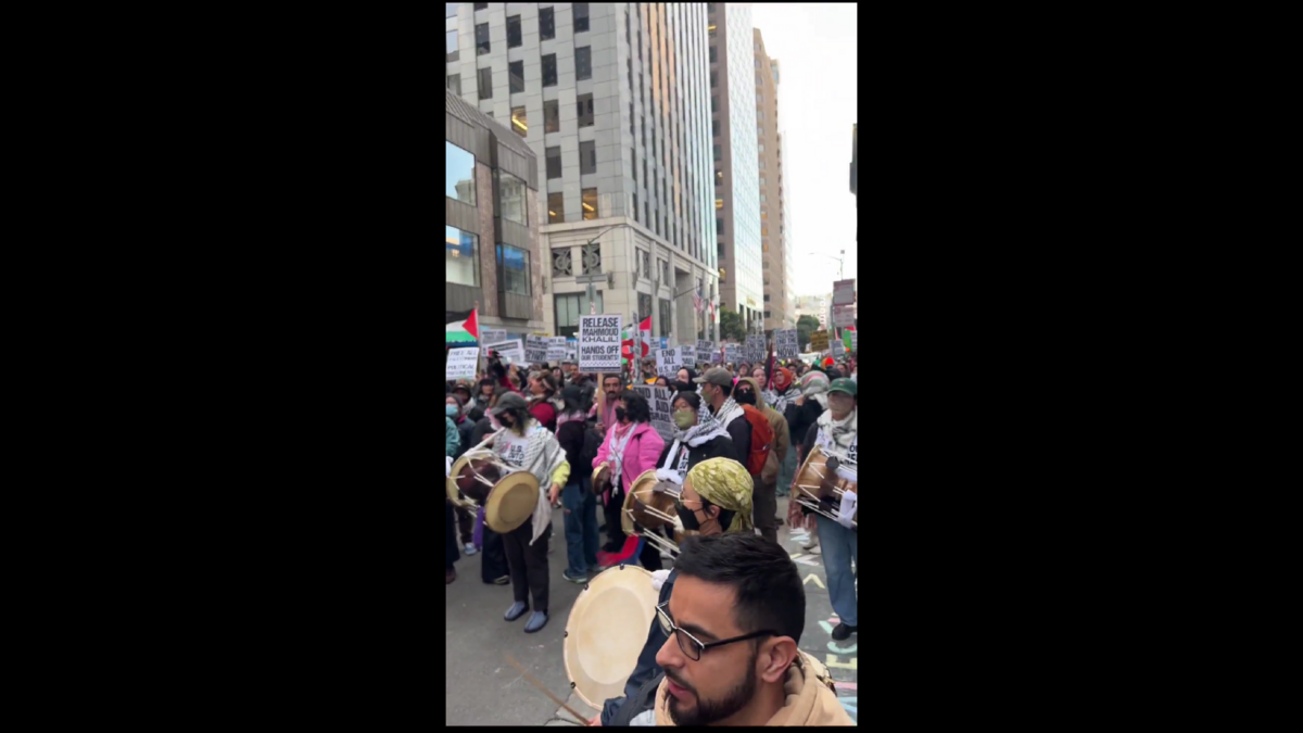 抗議者湧上舊金山街頭，呼籲以色列結束在加薩的戰爭並釋放被移民與海關執法局拘留的馬哈茂德·哈利勒。 圖：翻攝自影片