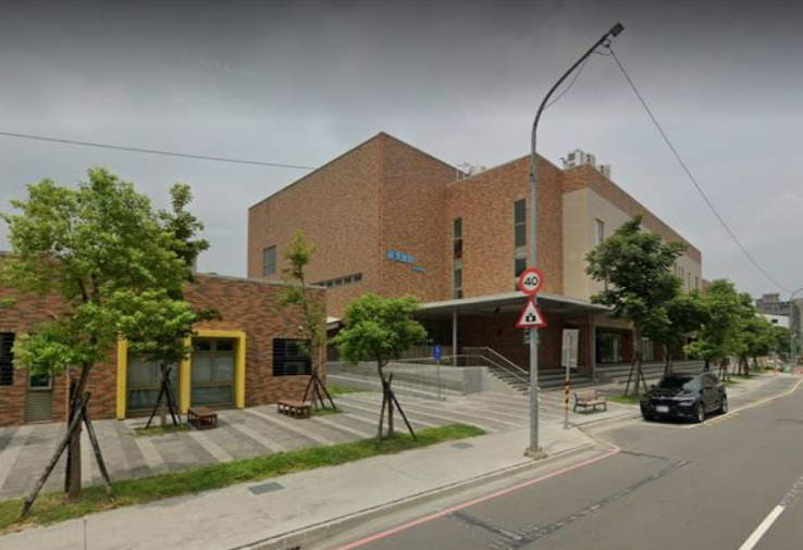 林口東湖國小7歲女童自行返家反鎖門，引發一場尋人虛驚。ICU醫師陳志金提醒家長注意親子溝通並慎防個資外洩問題。（圖為東湖國小示意) 圖：翻攝自GoogleMap