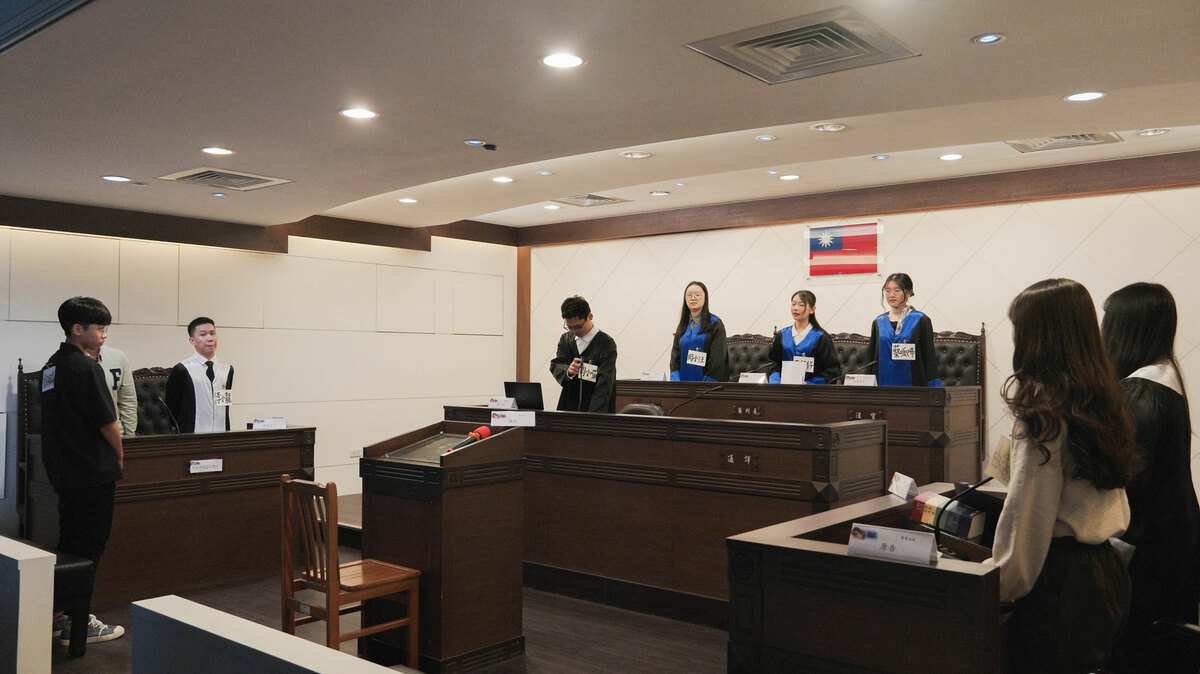 世新大學實習法庭展演融合情境劇與案件還原影音，以創新表現形式深化觀眾對法律的理解。 圖/世新大學提供