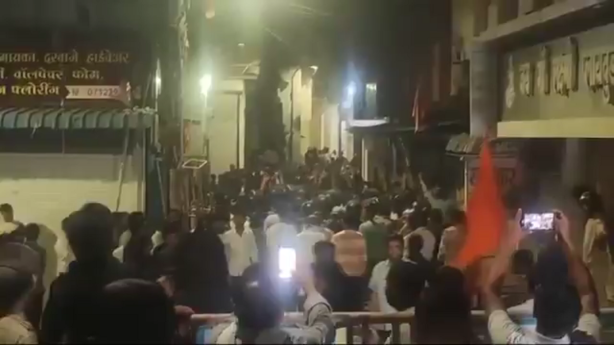 抗議活動由印度民族主義團體發起，要求拆除已逝300多年的穆斯林莫臥兒帝國統治者奧朗則布的陵墓。 圖:翻攝自影片