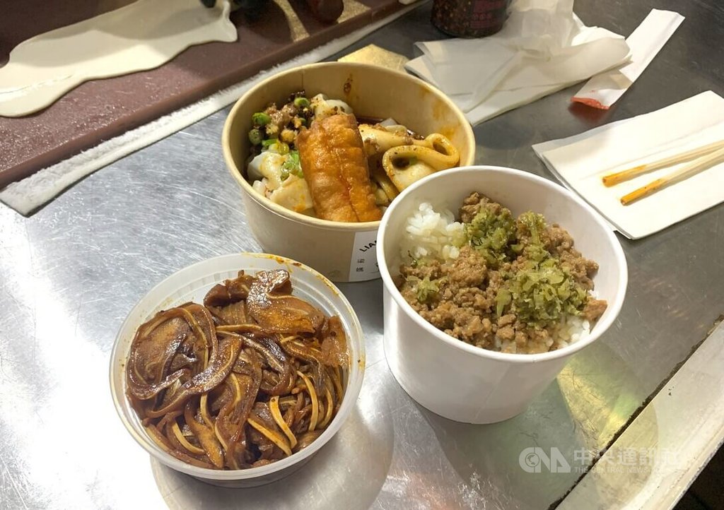 黃仁勳18日在GTC夜市外帶灣區知名台灣小吃「梁媽媽家」的炸彈乾麵，老闆擺出Jensen套餐，包括乾麵、豬耳朵、滷肉飯。 中央社記者張欣瑜舊金山攝  114年3月19日