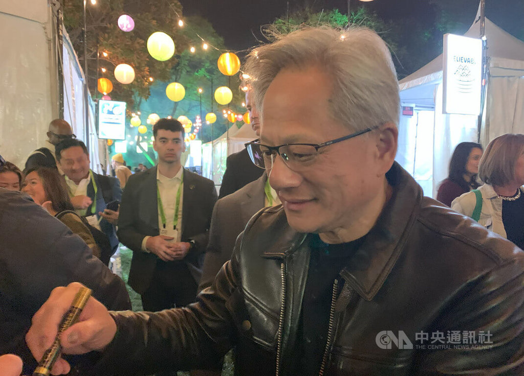 輝達執行長黃仁勳18日現身GTC夜市，沿途被參展人士簇擁，他耐心地幫大家簽名。中央社記者張欣瑜舊金山攝  114年3月19日 中央社記者張欣瑜舊金山攝  114年3月19日