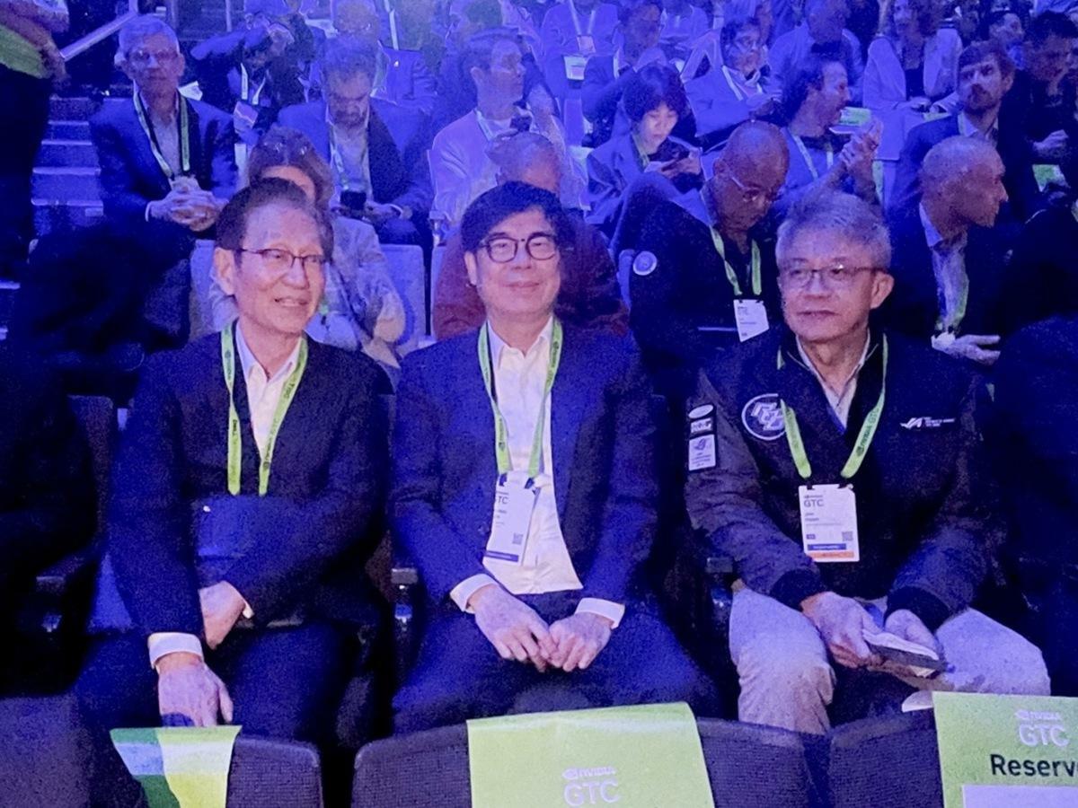 陳其邁(中)參加NVIDIA GTC大會，與華碩董事長施崇棠(左)同坐VIP區。 圖：高雄市經發局/提供