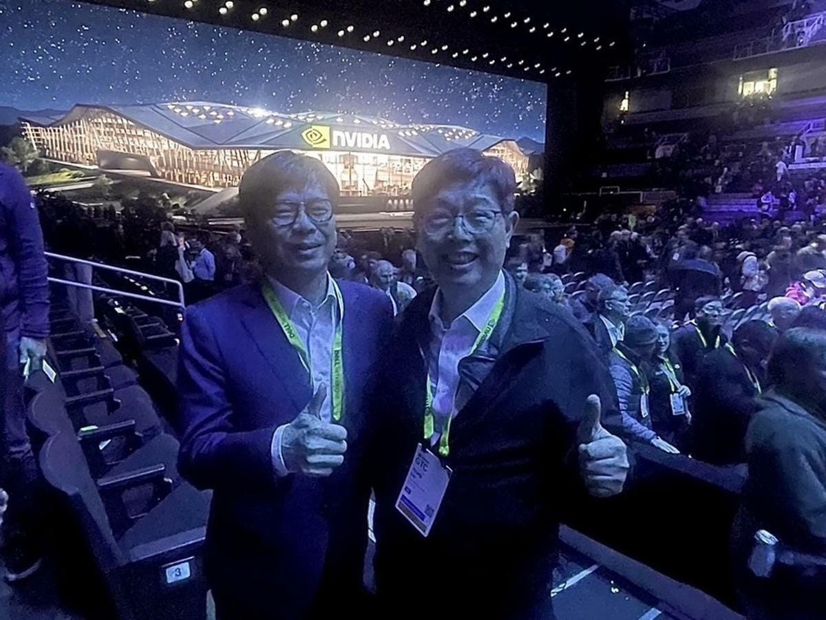 陳其邁(左)與鴻海科技集團董事長劉揚偉(右）於NVIDIA GTC場內合照。 圖：高雄市經發局/提供