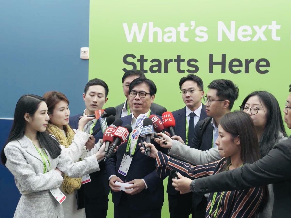 陳其邁(中)於NVIDIA GTC大會後接受國內媒體聯訪。 圖：高雄市經發局/提供