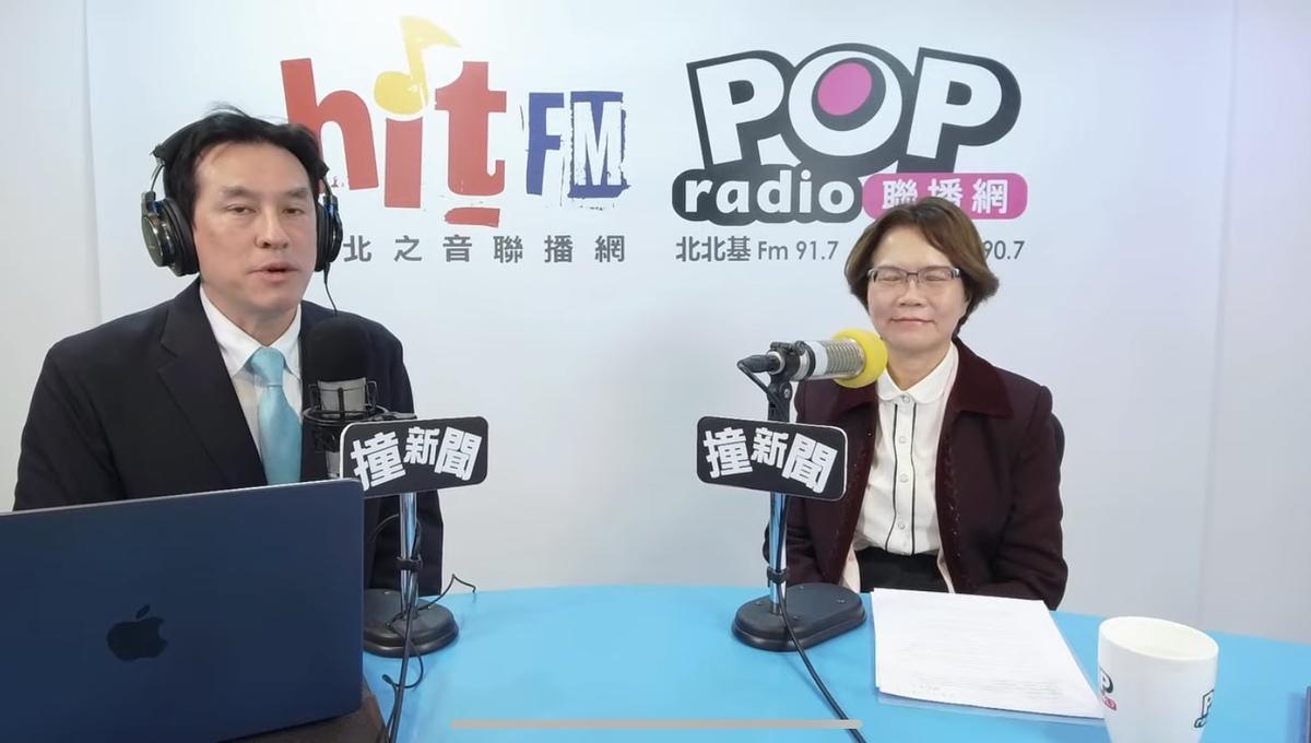 民眾黨立委劉書彬（右）今（19）日在《POP 撞新聞》專訪中改口承認日前質詢時的口誤。 圖：擷取自 《POP 撞新聞》