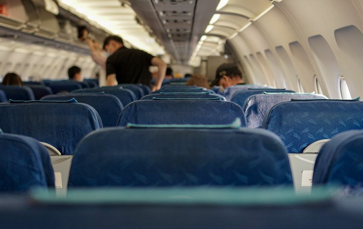 一名空姐在網上分享一群建中生在機艙內專心K書的模樣，誇讚他們具有高度自律性。（示意圖，pixabay）