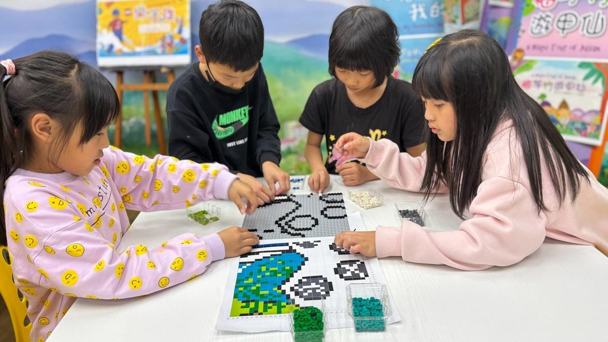 巨型共創「樂高雄」畫邀600位學童一起用積木共創畫作，最終完成的96塊版圖將於高雄衛武營藝術文化中心展出。 圖：台灣樂高/提供