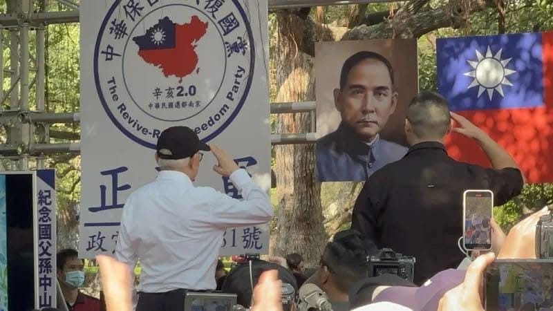 聯華電子董事長曹興誠（左）也現身「中華保台反共復國黨」今日活動。 圖：翻攝自FB