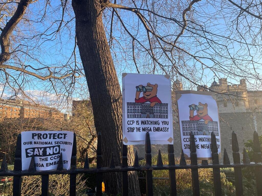 中國擬在英國皇家鑄幣廠舊址及其周邊超過2萬平方公尺大片土地，打造巨型使館，引發數千人15日再度集會抗議。參加者在鑄幣廠外圍掛上文宣，抗議中共監控。 圖：中央社（受訪者提供）
