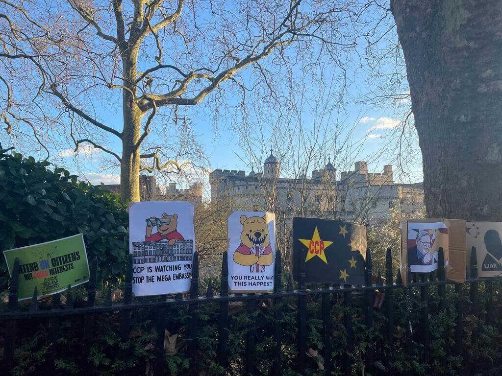 中國擬在英國皇家鑄幣廠舊址及其周邊超過2萬平方公尺大片土地，打造巨型使館，引發數千人15日再度集會抗議。有參加集會的港人表示，參加者在鑄幣廠外圍掛上文宣，希望喚醒更多英國人關注事件。 圖：中央社（受訪者提供）