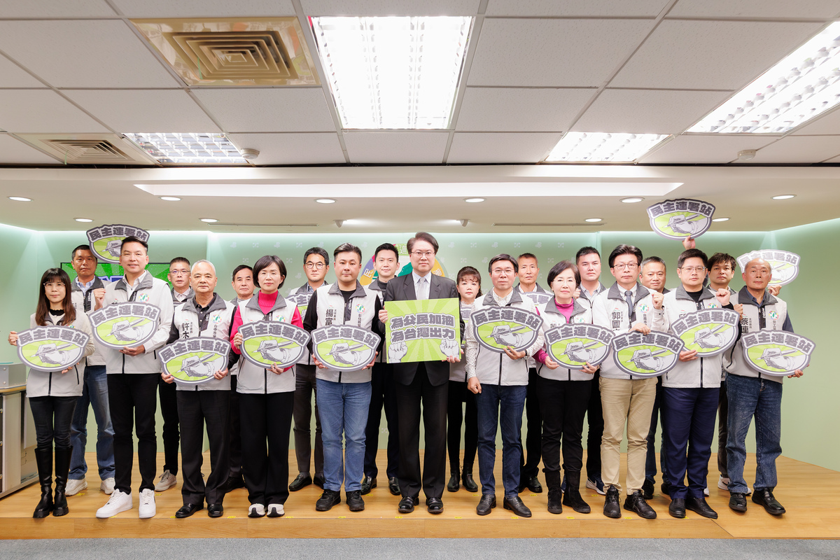 民進黨秘書長林右昌今（19）日偕同民進黨全國各地方黨部主委召開記者會，宣布即日起民進黨各縣市黨部及所有黨公職服務處轉為「民主連署站」，代收全國罷免連署書，保障公民權利能正當行使。 圖：民進黨提供