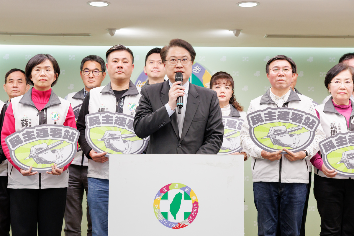 民進黨秘書長林右昌今（19）日偕同民進黨全國各地方黨部主委召開記者會。 圖：民進黨提供