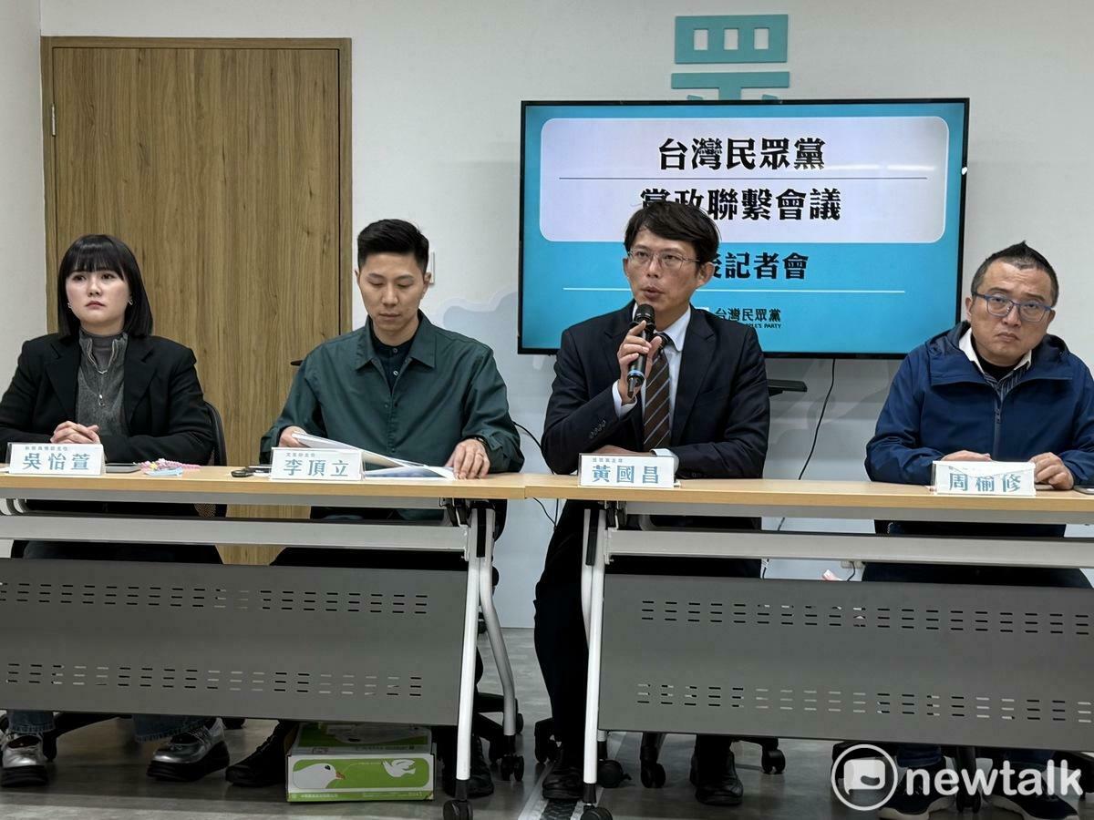民眾黨下午召開黨政聯繫會議會後記者會，黨主席黃國昌（右2）、黨秘書長周榆修（右1）、黨發言人吳怡萱（左1）、李頂立（左2）出席。 圖：周煊惠 / 攝