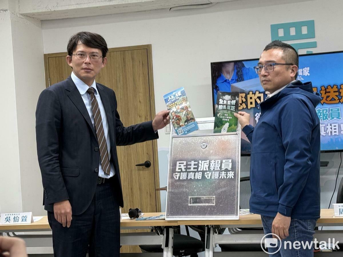 民眾黨主席黃國昌（左）、黨秘書長周榆修（右）將揭發民進黨貪腐浪費真相的DM放進象徵的信箱中。 圖：周煊惠 / 攝