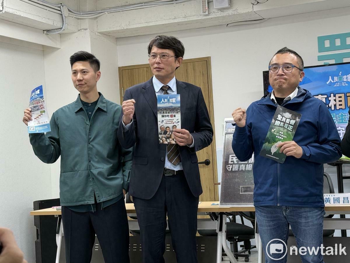 民眾黨主席黃國昌（中）、黨秘書長周榆修（右）、黨發言人李頂立（左）。 圖：周煊惠 / 攝