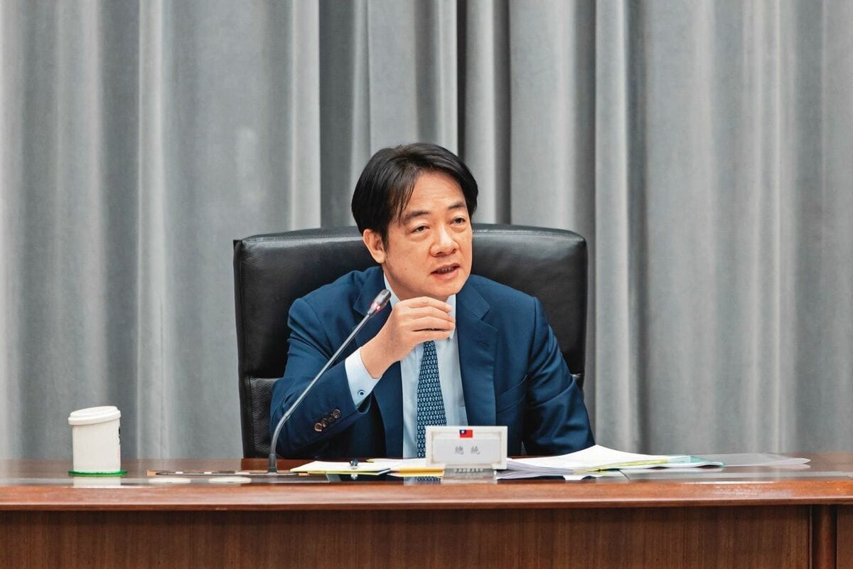 針對美國近日即將推出對等關稅措施，行政院長卓榮泰昨（30）日傍晚，偕同鄭麗君副院長及「台美經貿工作小組」等成員前往總統官邸，向賴清德總統報告最新情勢及政府團隊現階段各項評估及因應方案的整備工作。 圖：總統府提供（資料照片）
