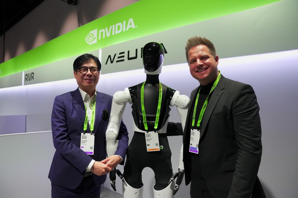 陳其邁(左)參訪NVIDIA Robotics展區。 圖：高雄市經發局/提供