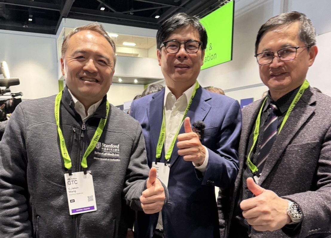 陳其邁(中)在和碩展位瞭解NVIDIA Omniverse平台技術方面的最新成果。 圖：高雄市經發局/提供