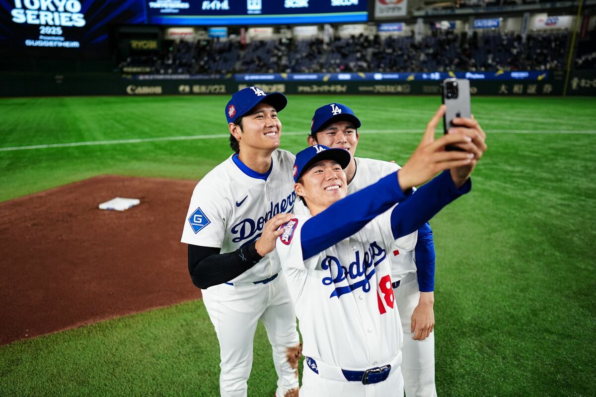 道奇隊在東京系列賽風光拿下2連勝，陣中日本球星大谷翔平、佐佐木朗希、山本由伸自拍留念。（翻攝自MLB X） 圖：翻攝自X帳號@MLB