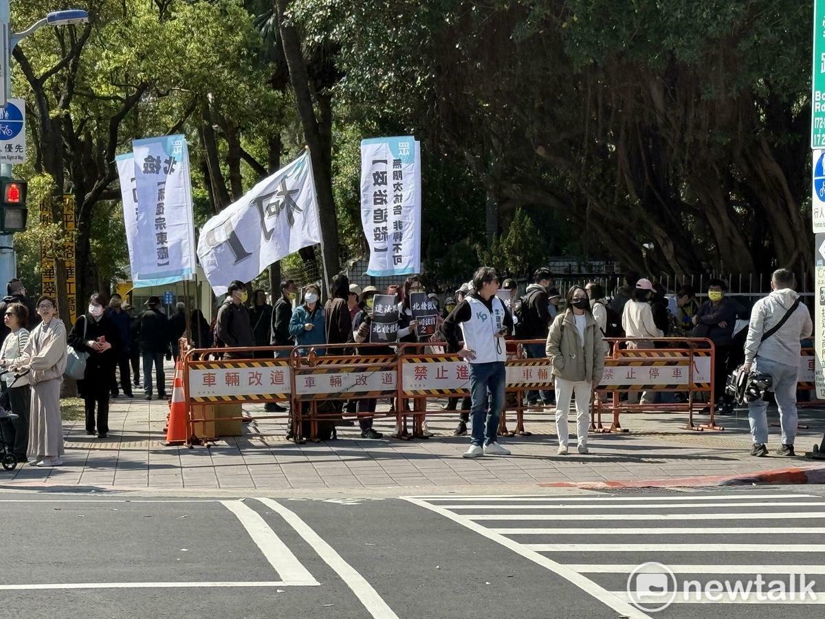柯文哲的支持者排不到延伸法庭，改轉往聚集愛國西路聲援柯文哲。 圖：周煊惠 / 攝