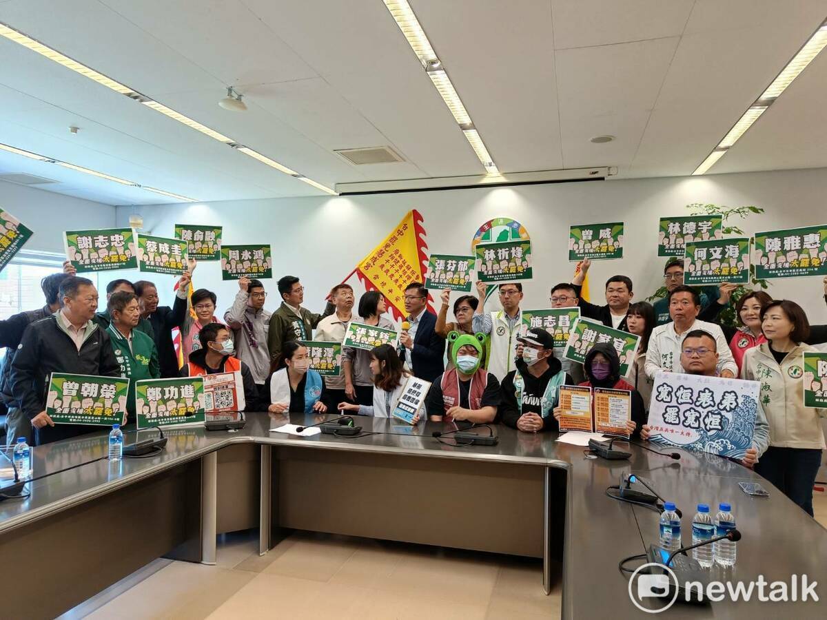 台中市民進黨團今日宣布「民主連署站」正式啟航，提供安全、便捷的連署管道。 圖：唐復年/攝