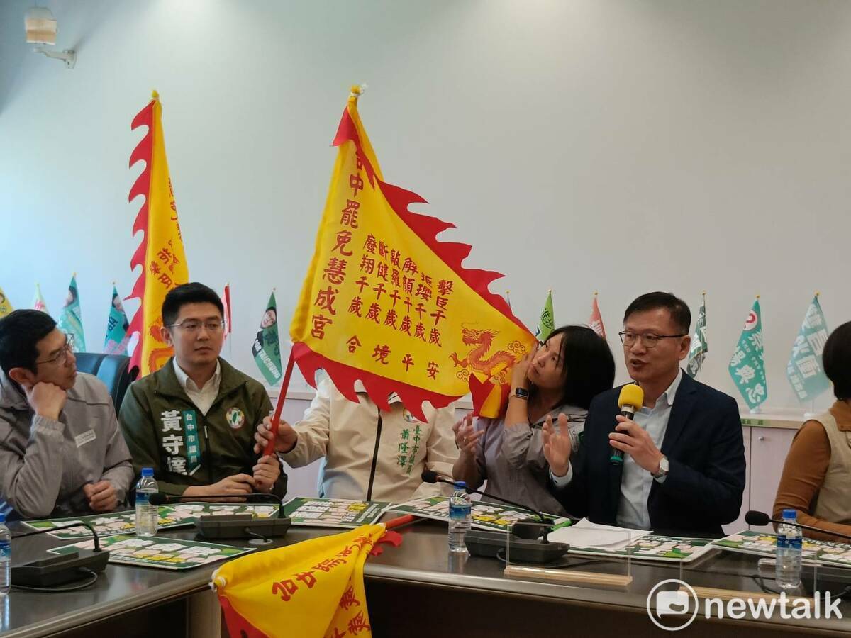 台中罷免慧成宮令旗。 圖：唐復年/攝
