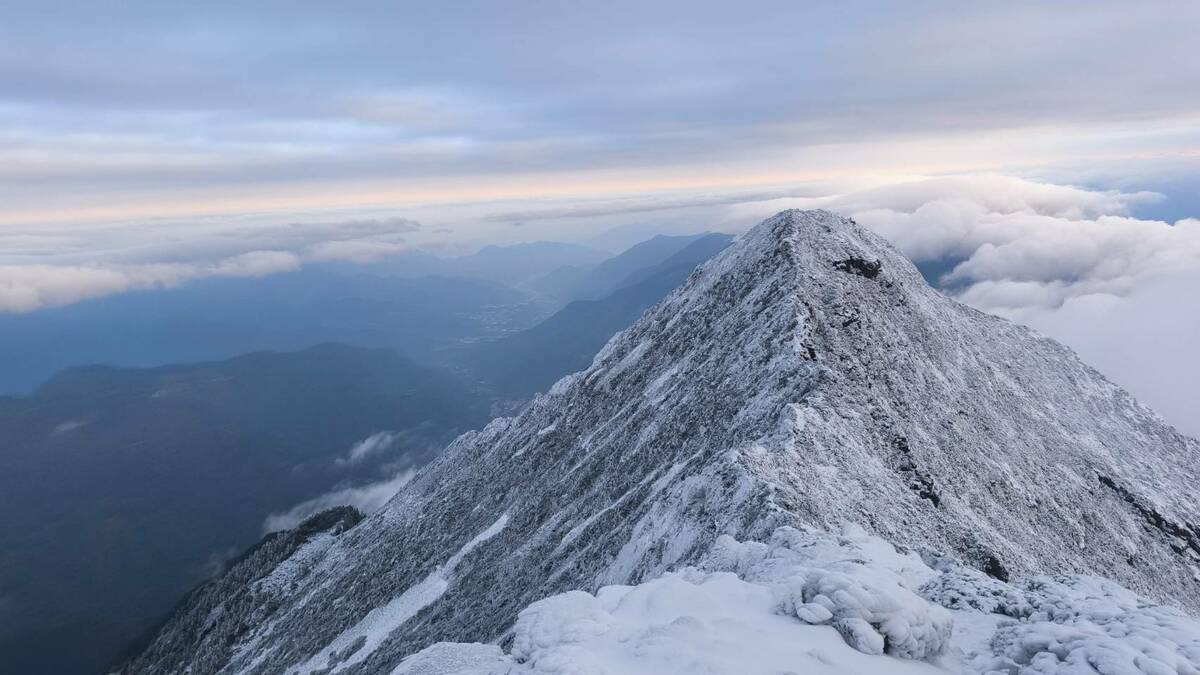 截至目前為止，玉山主峰氣溫仍維持在冰點以下，積雪厚度約2公分。 圖：中央氣象署／提供