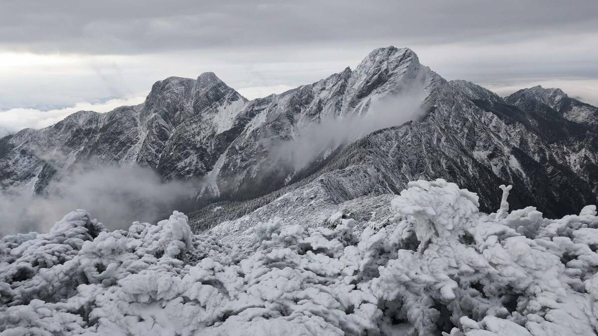受強烈大陸冷氣團及水氣影響，玉山主峰18日清晨起就陸續降下罕見的「三月雪」。 圖：中央氣象署／提供
