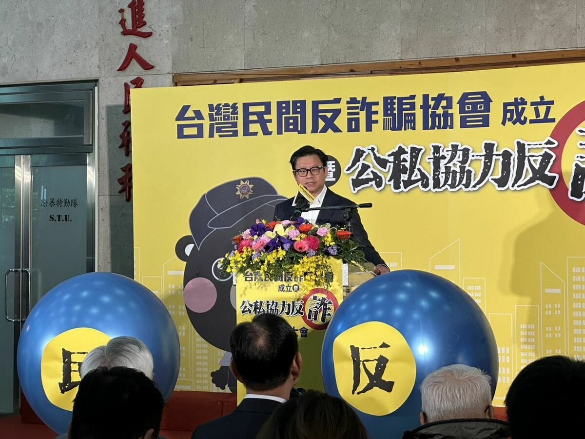 台灣民間反詐騙協會主委許良源表示，協會將推「打詐四箭」，包括修法嚴懲、援助被害人、防止虛擬貨幣洗錢、遠端蒐證等讓具體打詐作為。 圖：台灣民間反詐騙協會提供