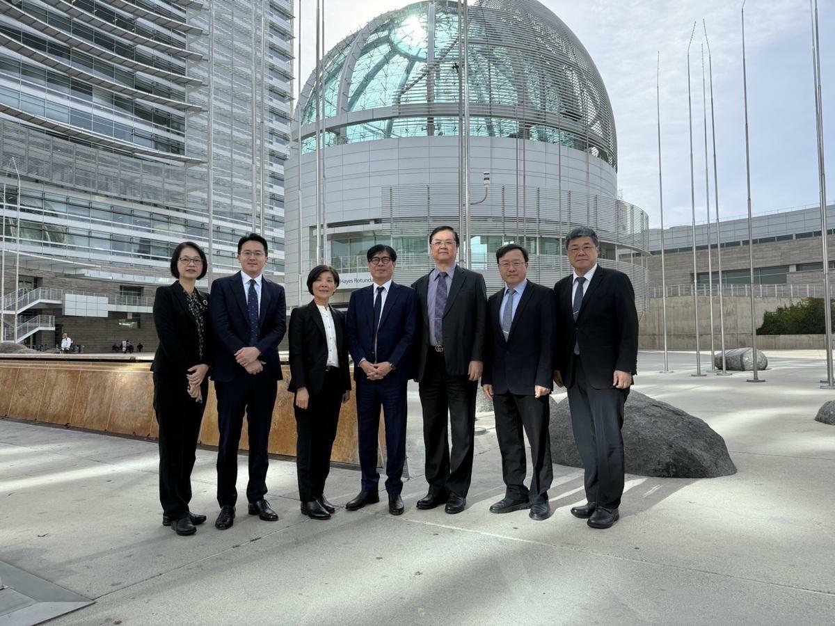 高市府訪團於史丹佛大學校園合影。 圖：高雄市經發局/提供