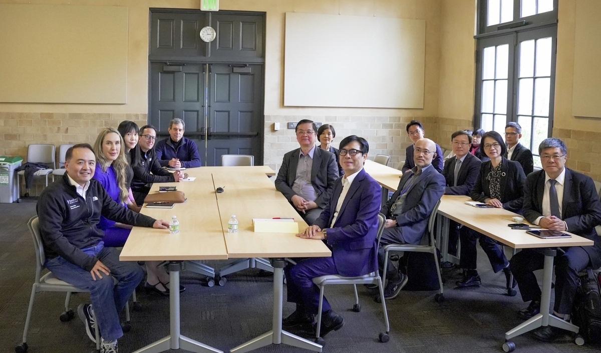 陳其邁(中)團隊與王智弘(左一)、史丹佛大學學者。 圖：高雄市經發局/提供
