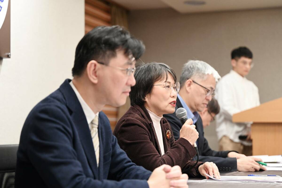 內政部近來調查國人持有中國身分證的檢舉個案，劉世芳部長今（20）天在部務會報後記者會表示，目前已針對40多人進行調查，經過移民署依照相關規定與跨部會審查，有14人遭廢止戶籍。 圖：內政部提供