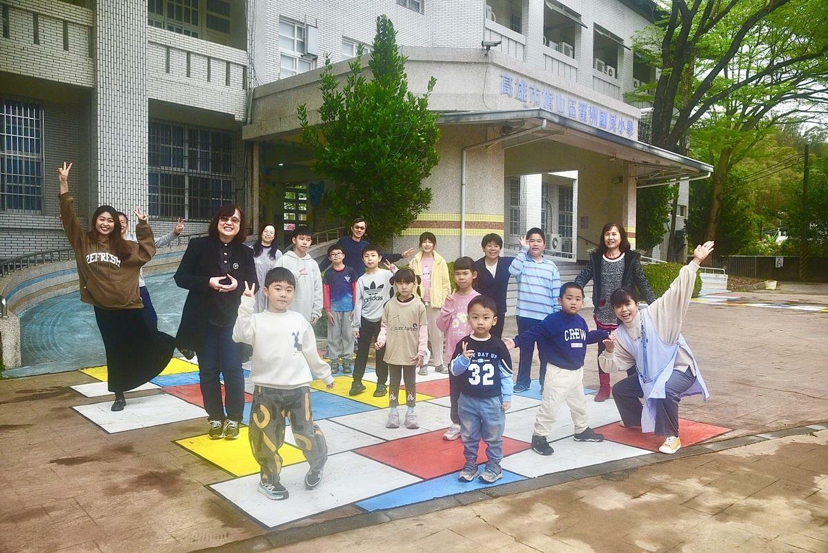 旗山區溪洲國小最近在校內兩條通學步道上以「蒙德里安風格」進行彩繪。 圖：高雄市教育局/提供