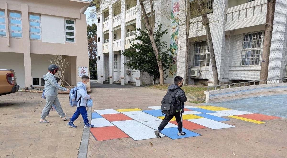溪洲國小校內通學步道提高學生步行的注意力，達到人車注意停等且分流的目的。 圖：高雄市教育局/提供