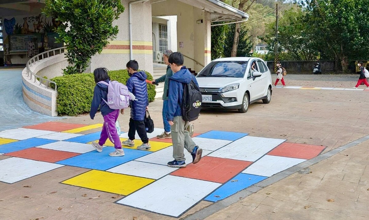 溪洲國小步道設計成充滿紅、黃、藍、白、黑五色構成的格狀圖案。 圖：高雄市教育局/提供