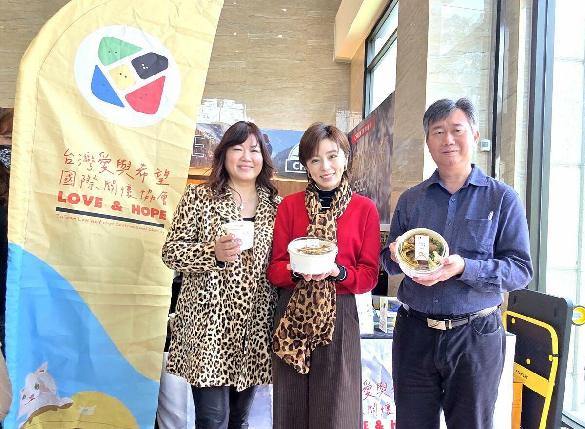 鄧馨庭、王瞳與高市動保處長葉坤松(左至右)呼籲大家一起發揮愛心。供 圖：愛與希望國際關懷協會/提供