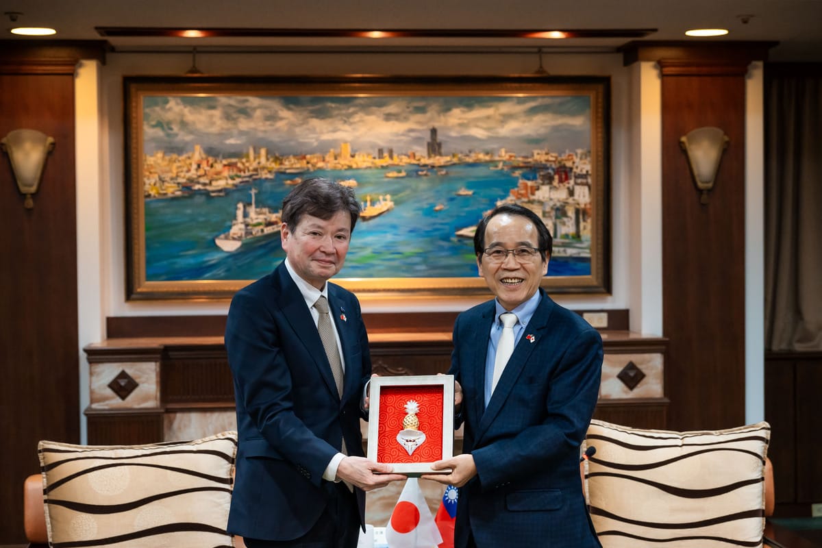 林欽榮(右)接待犬塚康司(左)一行。 圖：高雄市行國處/提供