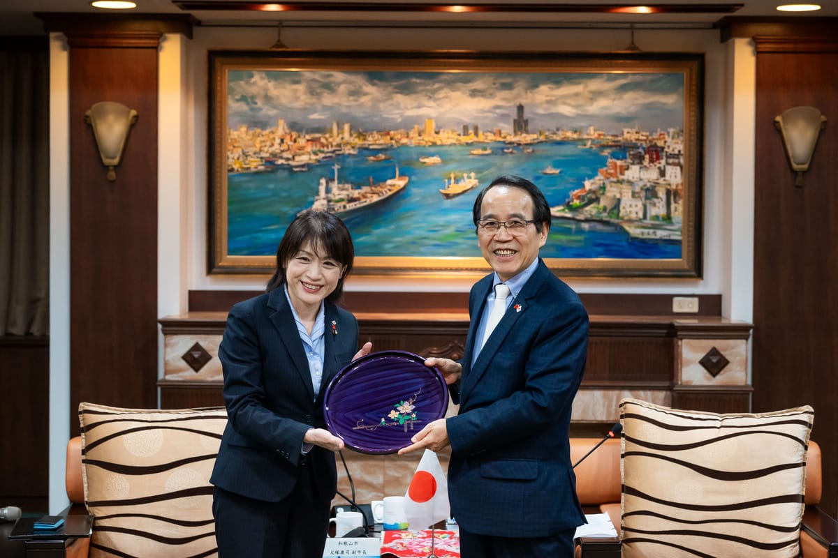 林欽榮(右)接待丹羽直子(左)一行。 圖：高雄市行國處/提供