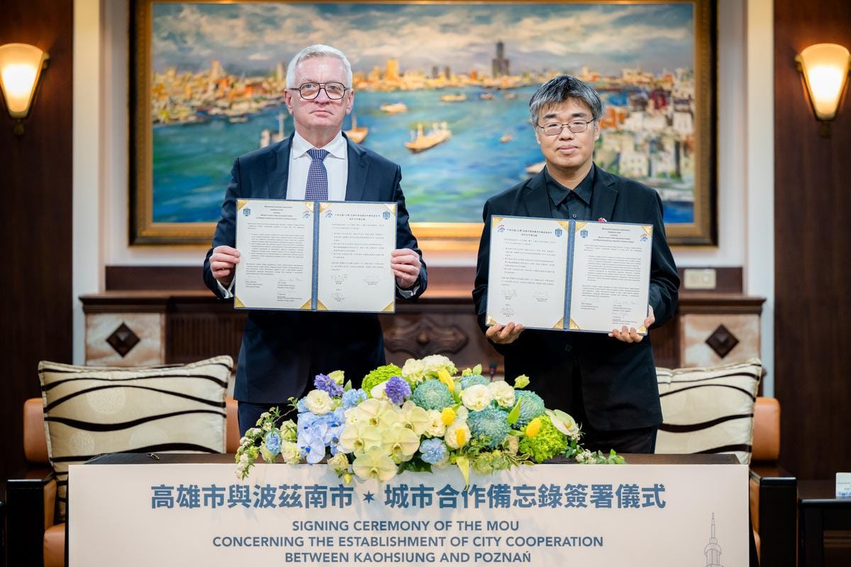 李懷仁(右)與雅斯寇維亞克(左)簽署城市合作備忘錄。 圖：高雄市行國處/提供