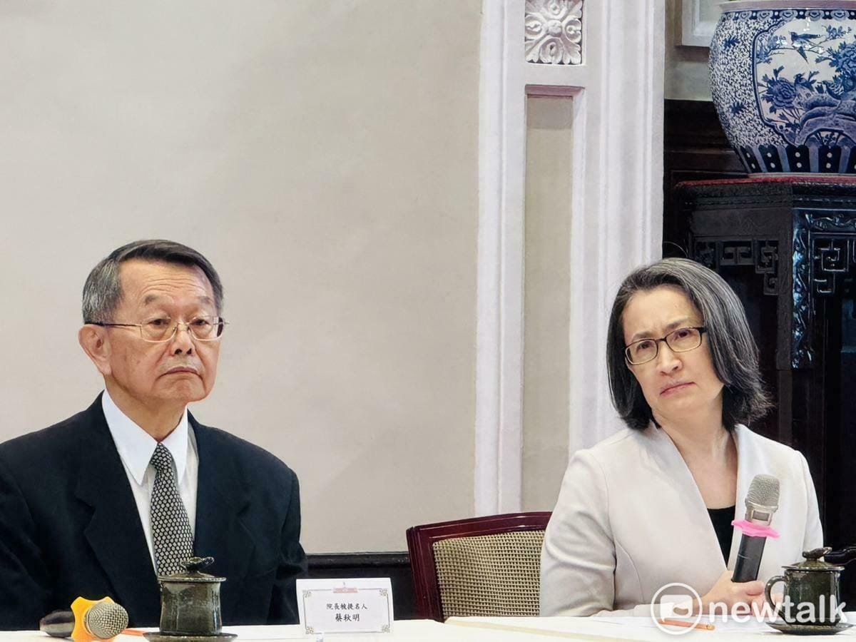副總統、大法官提名審薦小組召集人蕭美琴今（21日）主持記者會，再次公布司法院正、副院長及5位大法官被提名人選，司法院長擬由檢察官出身的蔡秋明（左）擔任。 圖：謝莉慧/攝